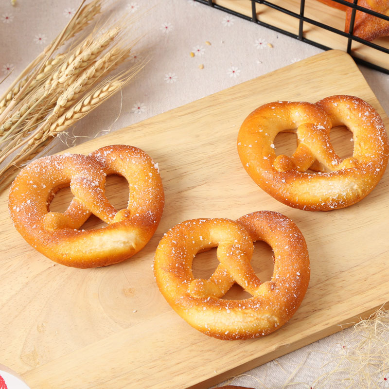 Photography Of Food - อาหารจำลอง ขนมปังเทียม โมเดลดอกไม้ประดิษฐ์ โดนัทปลอม ของตกแต่งบ้าน ร้านเค้ก